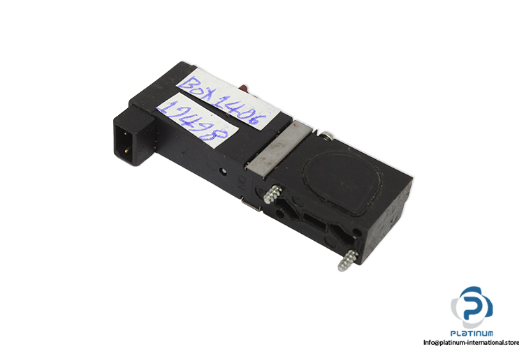 Burkert-6510c25-7bar24vba0.8w-w12mt-3-2-way-solenoid-valve(used).jpg