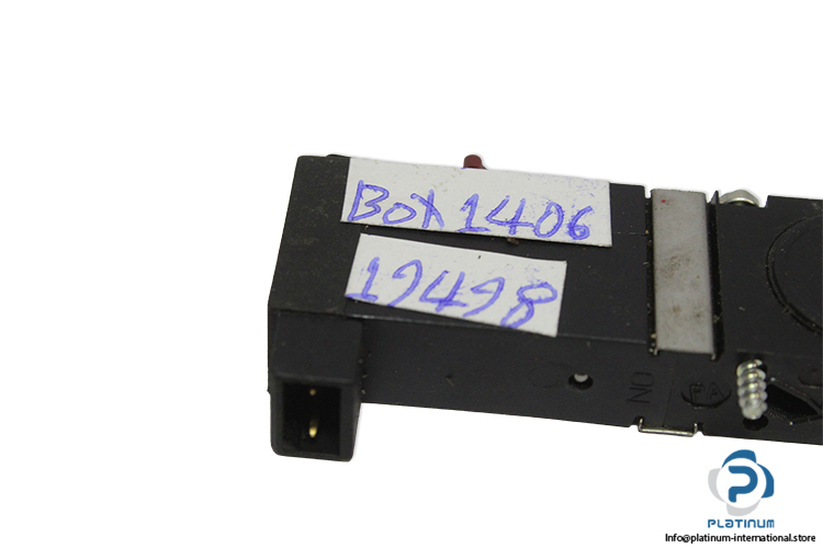 Burkert-6510c25-7bar24vba0.8w-w12mt-3-2-way-solenoid-valve(used)-2.jpg