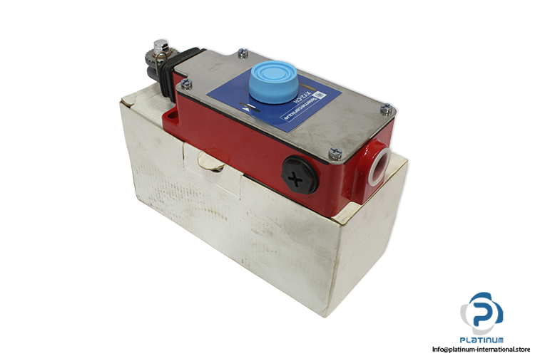 telemecanique-XY2CH13250-latching-emergency-stop-rope-pull-switch-(new)-(carton).jpg