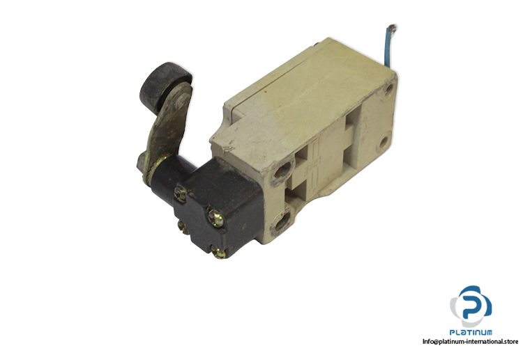 omron-D4D-1120-limit-switch-(used)-2.jpg