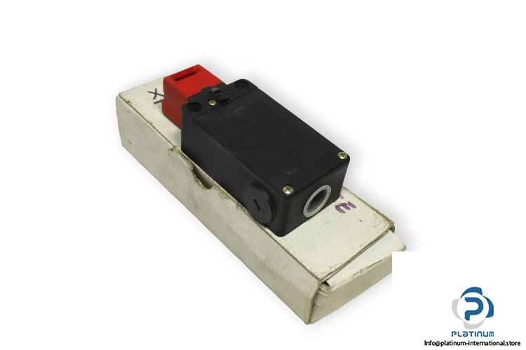 pizzato-FS-2896D024-F1-safety-switch-(new)