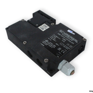 schmersal-AZM-161CC-12_12RKA-024-2484-solenoid-interlock-(used)